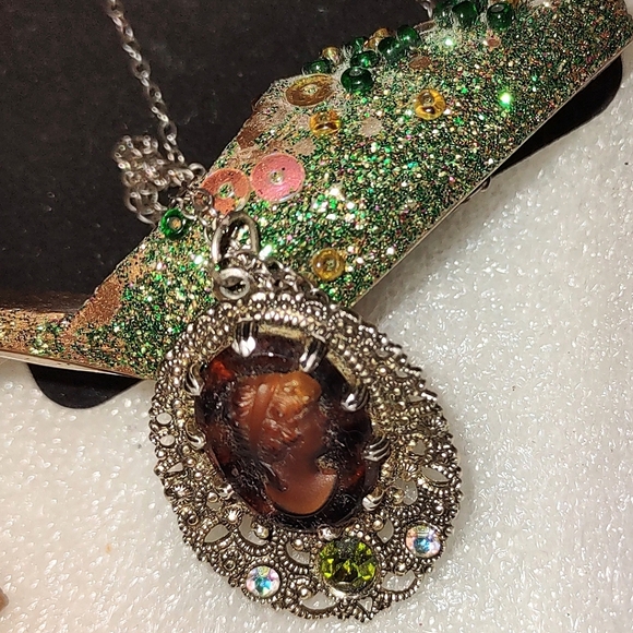 Cameo Pendant Necklace Root Beer Colored Face w/ Peridot - Picture 3 of 11